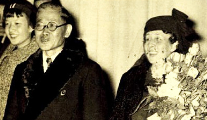 東郷茂徳（中央）とエディータ（右）、左奥が娘いせ