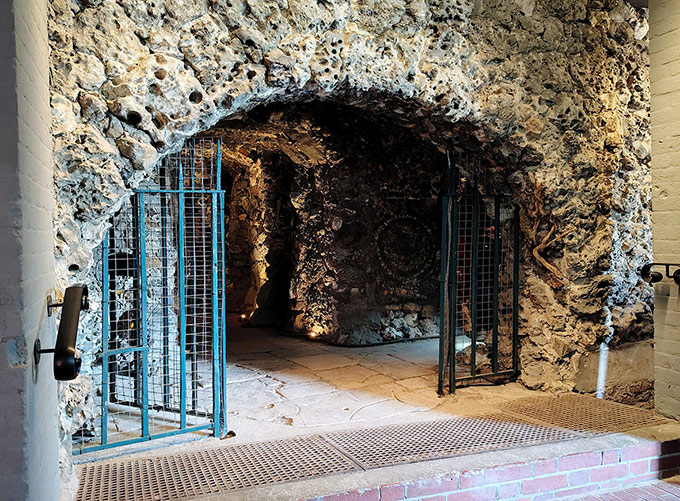 18世紀の人口洞窟 ポープス・グロットを征く Pope's Grotto - Online