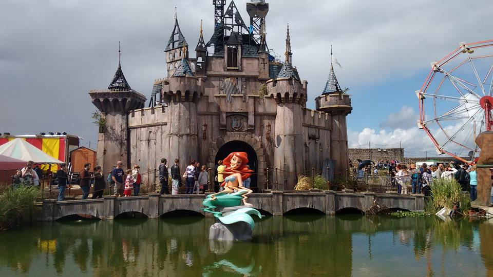 9/28 バンクシーの「ディズマランド」解体中―驚きの「その後」とは