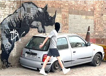 出現したばかりのバンクシーの作品…覆面の男により早くも破損 - Online