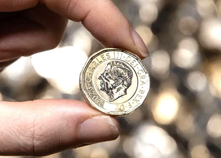 チャールズ3世の横顔付き！ 新1ポンド硬貨…今週から流通開始 - Online